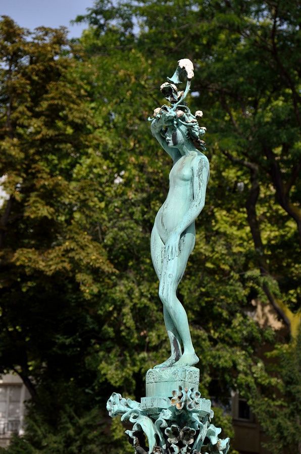 800px-2012,_Statue_de_la_fontaine_de_l'Avrilн.jpg