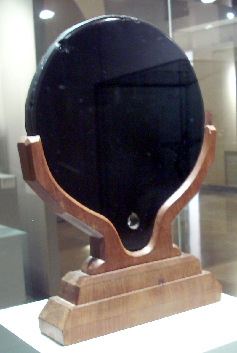 800px-Aztec_mirror,_Museo_de_América,_Madrid.jpg