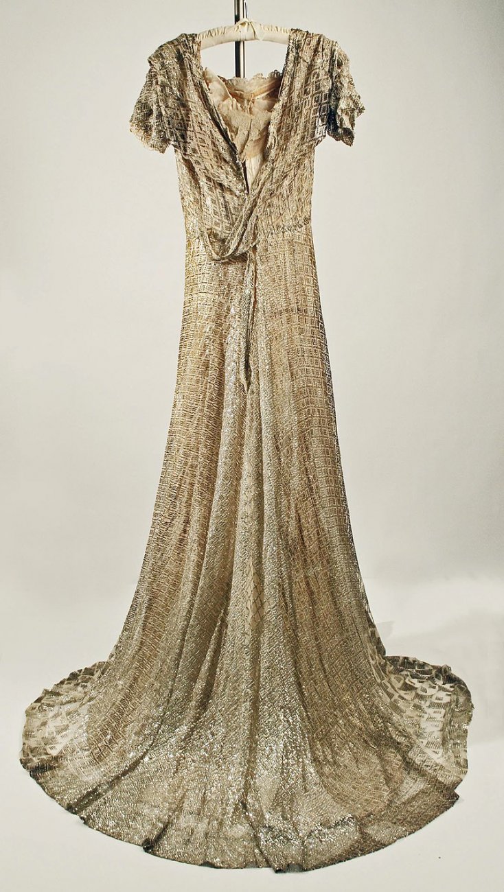 800px-Ball_gown_MET_40.182.9_B.jpg
