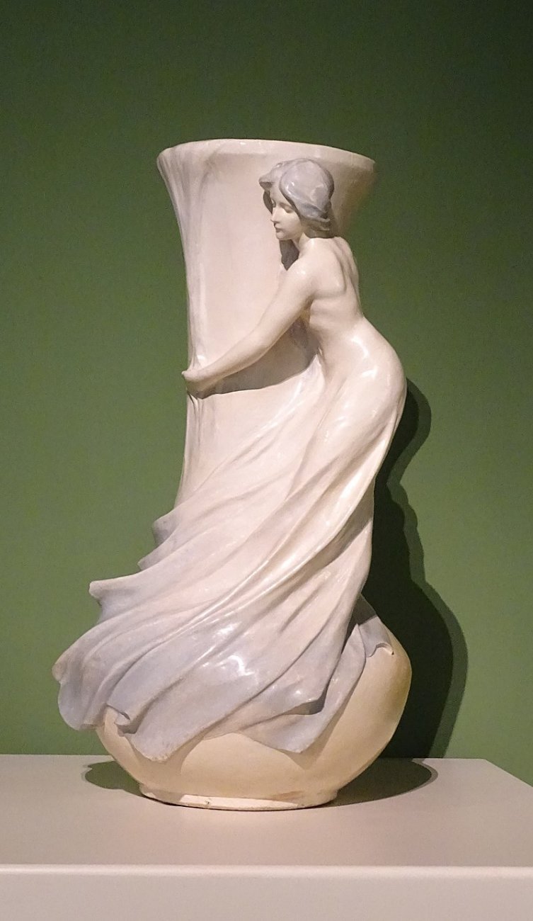 800px-Barcelona_MNAC_Renart_female_figure_02.jpg