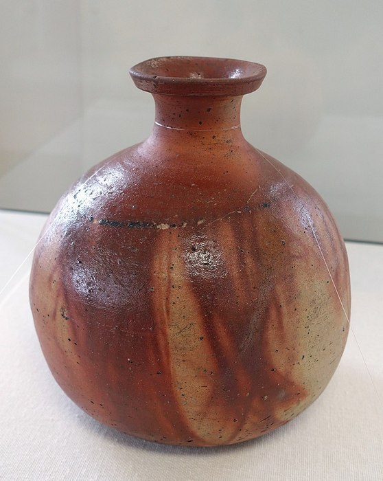 800px-Bottle,_Bizen_ware,_Momoyama_period,_1500s_AD,_cer.jpg
