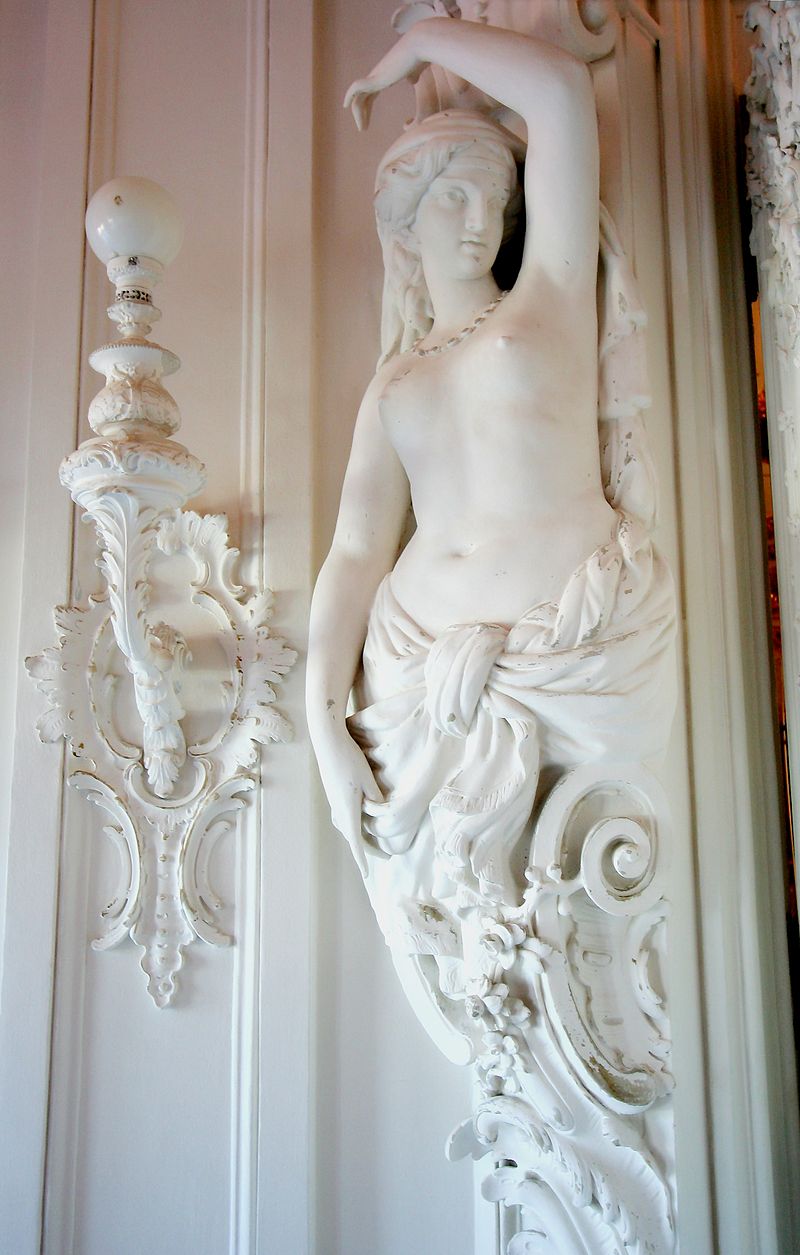 800px-Catherine_palace_statue_at_a_doorframe.jpg