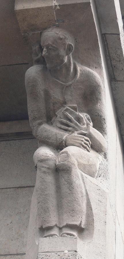800px-Erfurt_Sparkasse_Fischmarkt_Reliefs_6.jpg