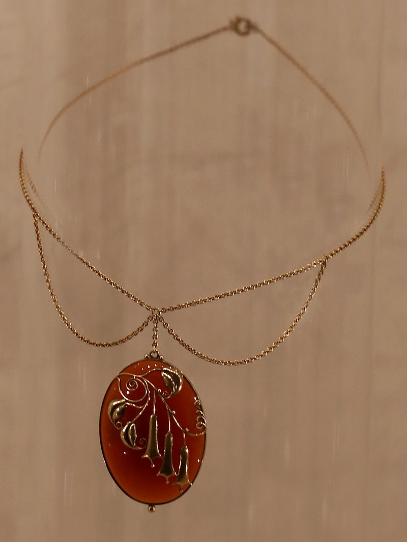 800px-Eugen_pflaumer,_collana_in_oro_e_corniola,_post_1910.jpg