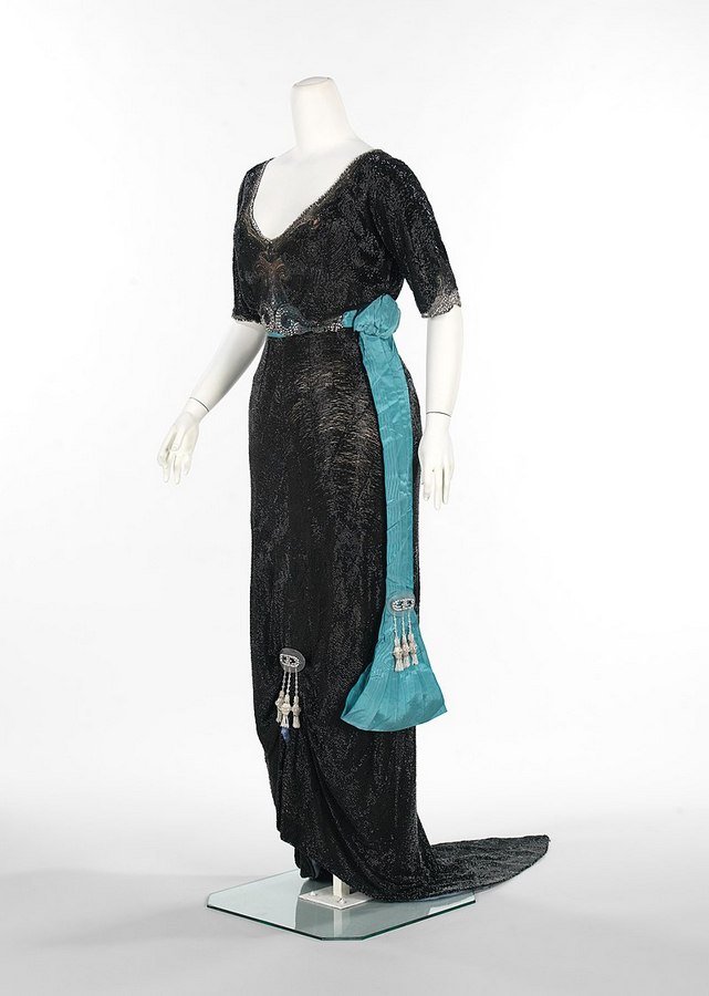 800px-Evening_dress_MET_67.110.255_thаreequarter_front_CP3.jpg