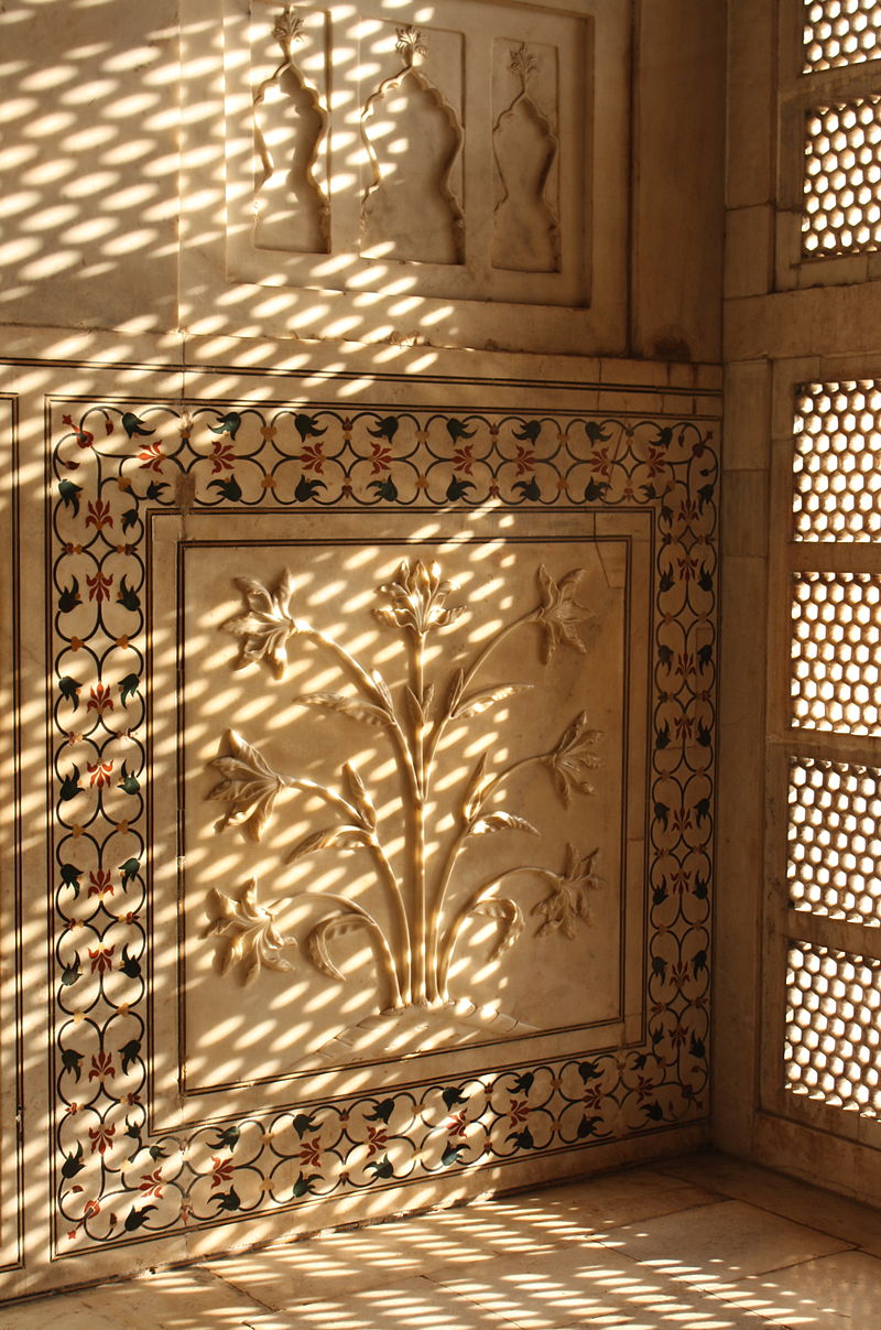 800px-Flowers_in_Marble,_the_Taj_Mahal,_Agra,_Uttar_Pradesh,_India.jpg