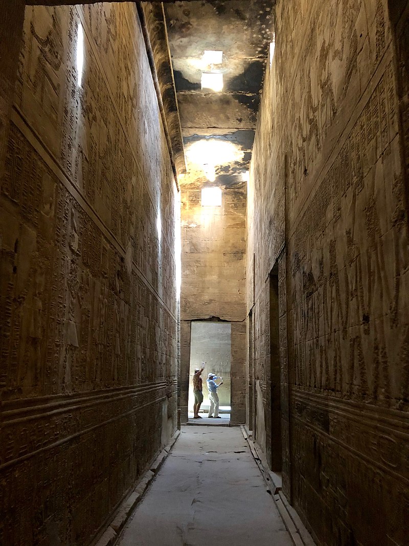 800px-Hallway,_Temple_of_Horus_at_Edfu,_Edfu,_AG,_EGY_(48022403176).jpg