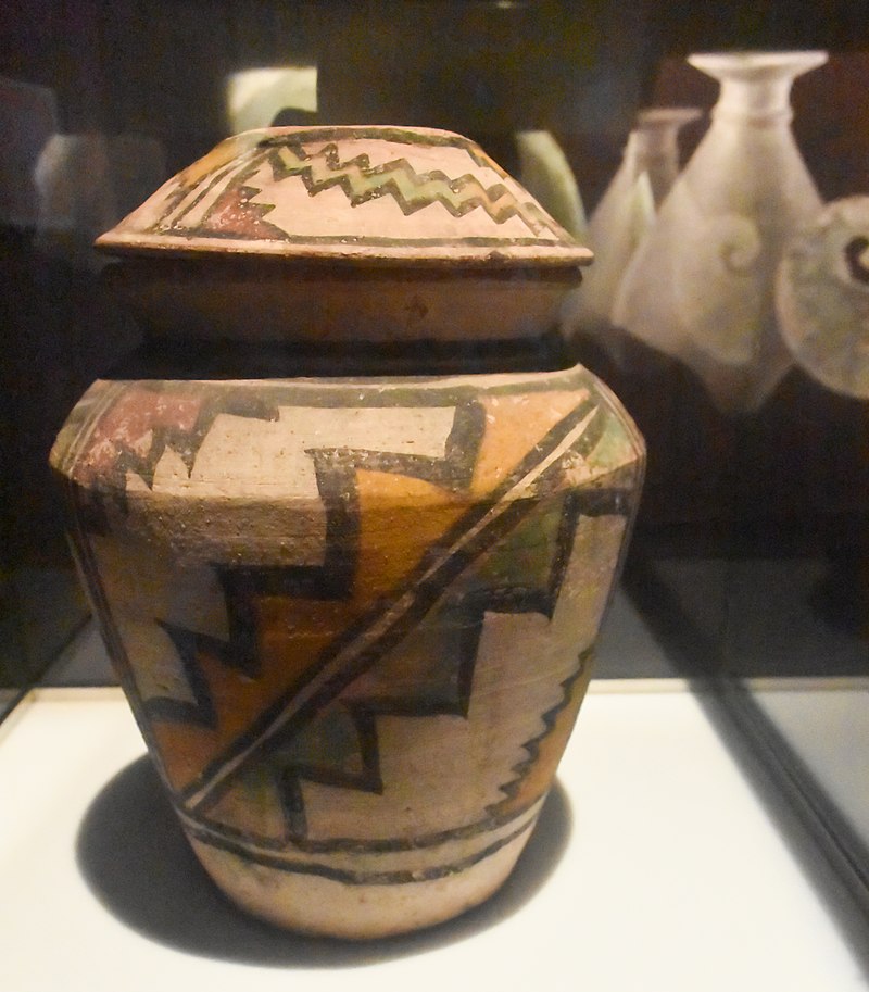800px-Jarra_policromada_de_la_Edad_del_Bronce_(Shahr-i_Sokhta,_Irán)_-_MARQ.jpg