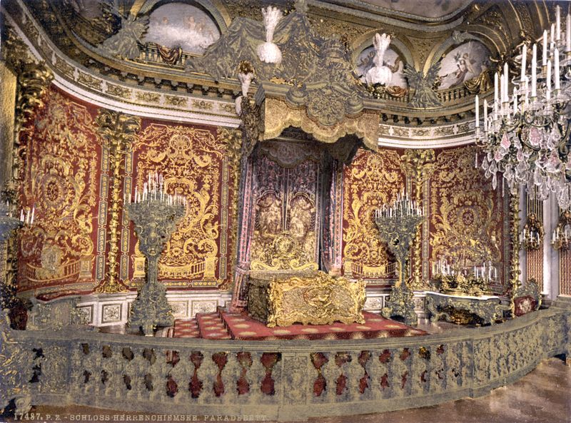 800px-SchlossHerrenchiemseeParadebett.jpg