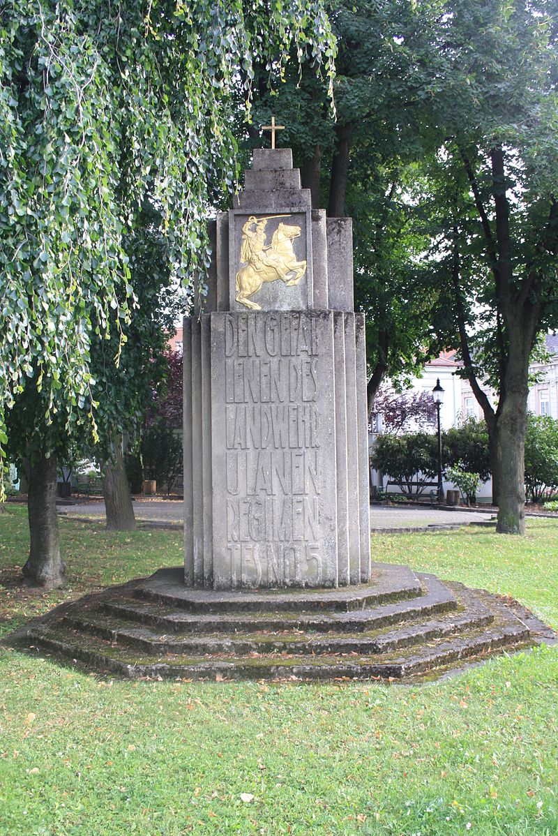 800px-Ulanendenkmal_in_Stockerau,_Vorderansicht.jpg