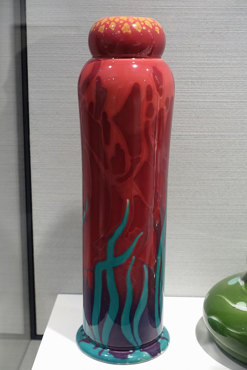 800px-Vase_by_Hans_Christiansen,_Wachtersbacher,_Steingutfabrik,_Schlierbach,_1901,_majolica_-_.jpg