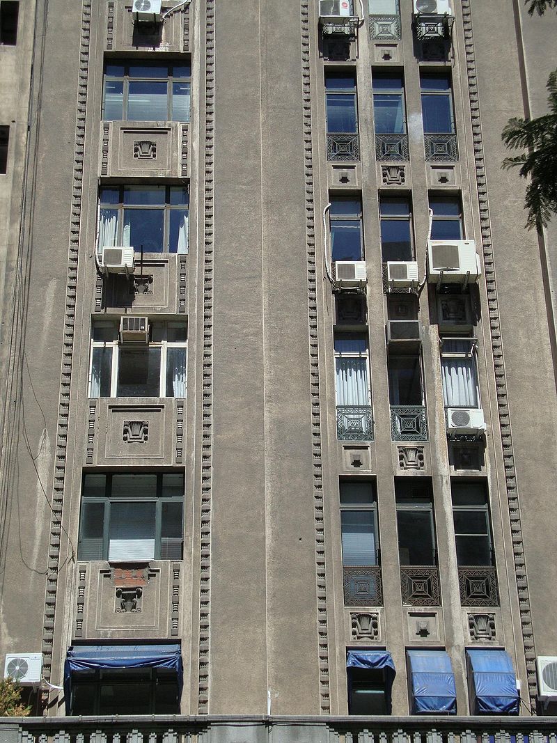 800px-Ventanas_de_La_Equitativa_del_Plata.JPG