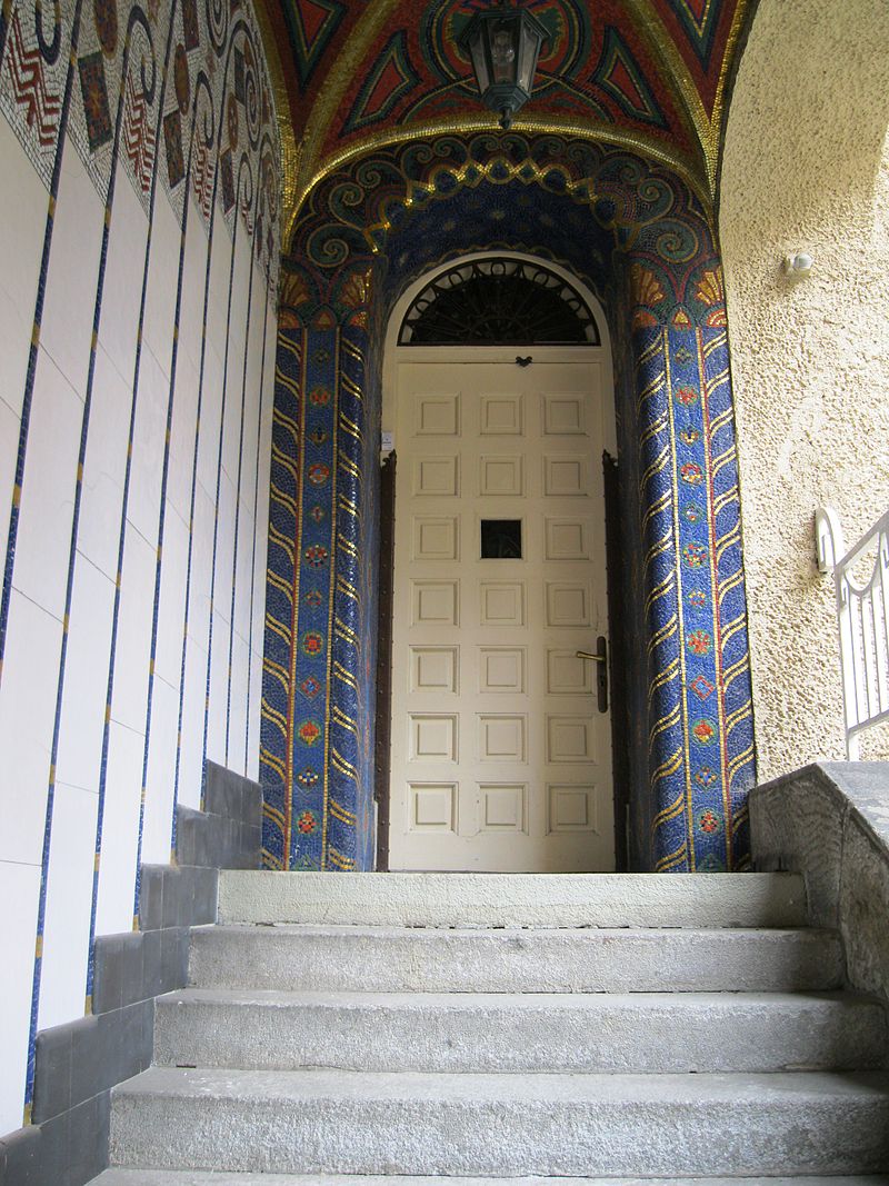 800px-Vila_Primavesi_(Olomouc),_č.p._224;_vchod.jpg