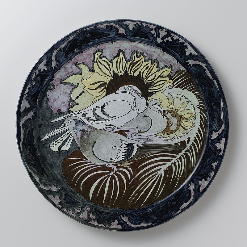 800px-Wandbord_met_decoratie_van_duiven_en_zonnebloemen,_BK-1986-18.jpg