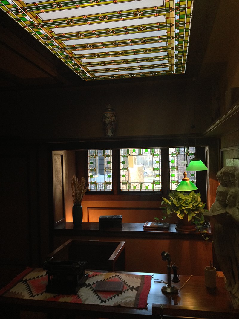 89- 9Frank_Lloyd_Wright_Desk,_Oak_Park,_Illinois.jpg