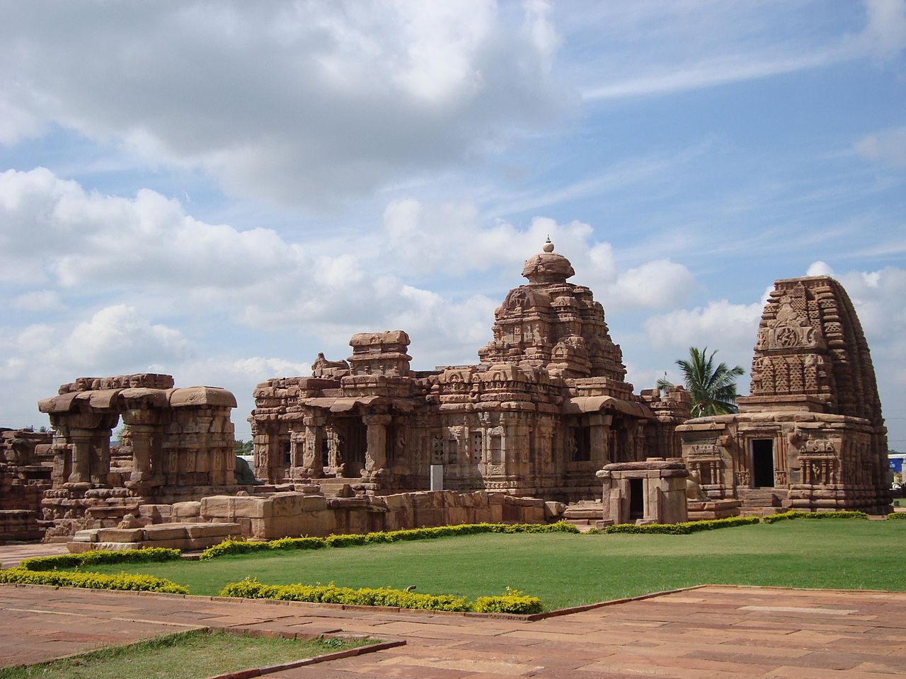 8Mallikarjuna_and_Kashivishwanatha_temples_at_Pattadakal.jpg