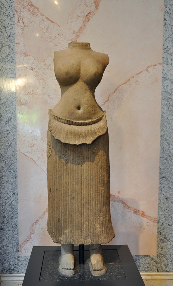 9-10Khmer_Torso_einer_5.jpg