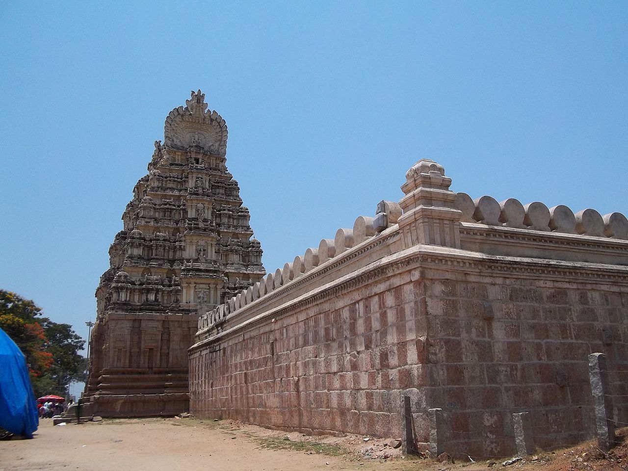 9View_of_gopura_and_prakara_(wall)_of_Sri_Ranganatha_Swamy_temple_at_Srirangapatna.jpg