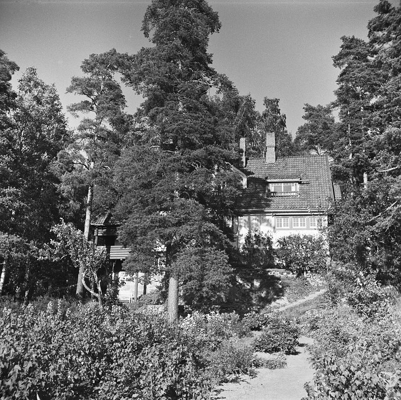 Ainola_puutahan_puolelta,_1940-1945,_(d2005_167_6_116)_Suomen_valokuvataiteen_museo.jpg