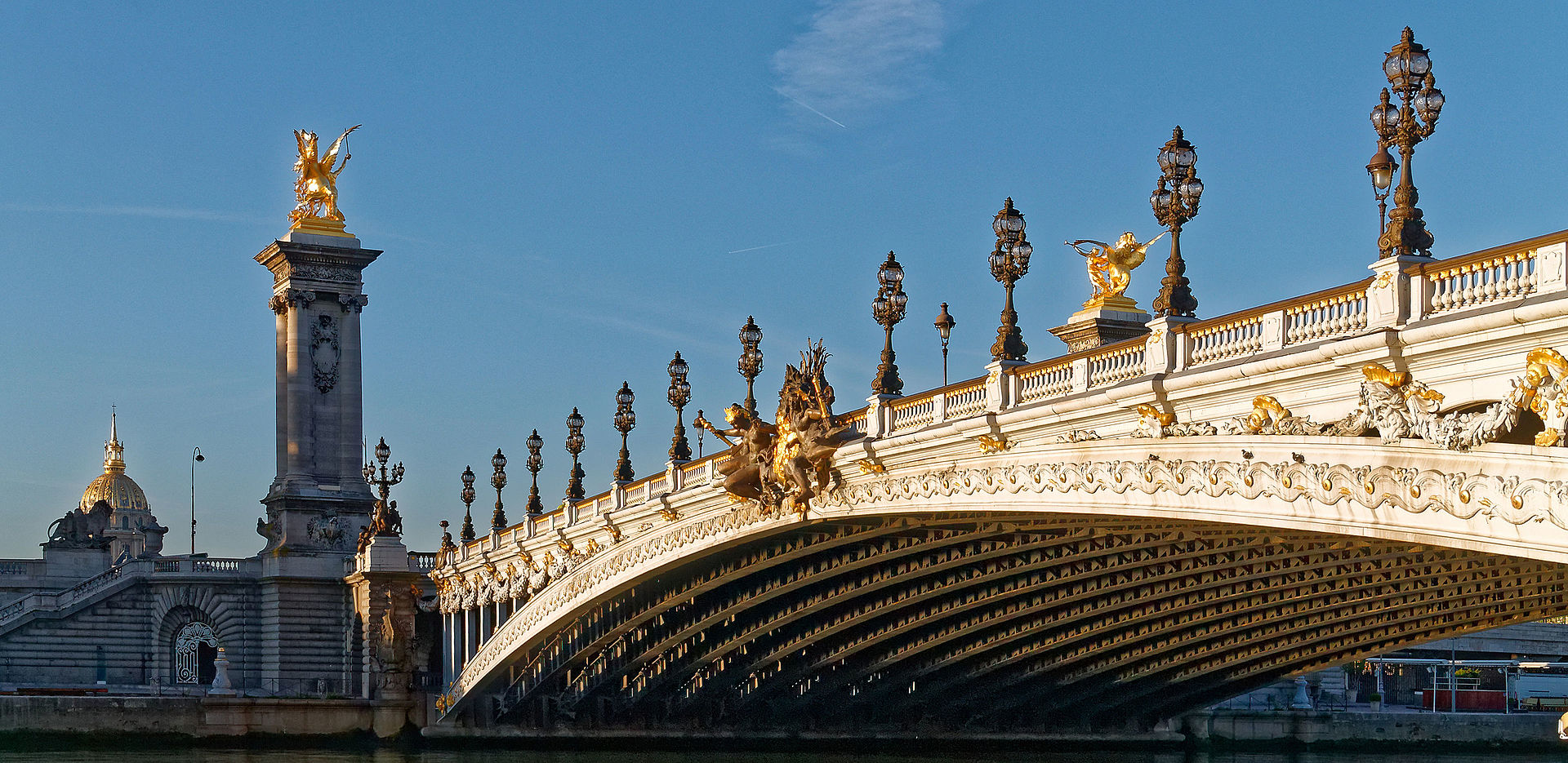 Alexandre_III_bridge_at_sunrise,_Paris_21_September_2015.jpg