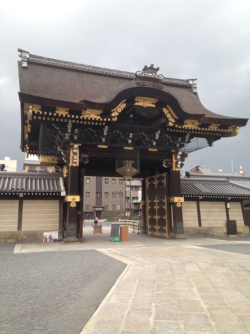Amidadomon_of_West_Honganji_Temple_2.jpg