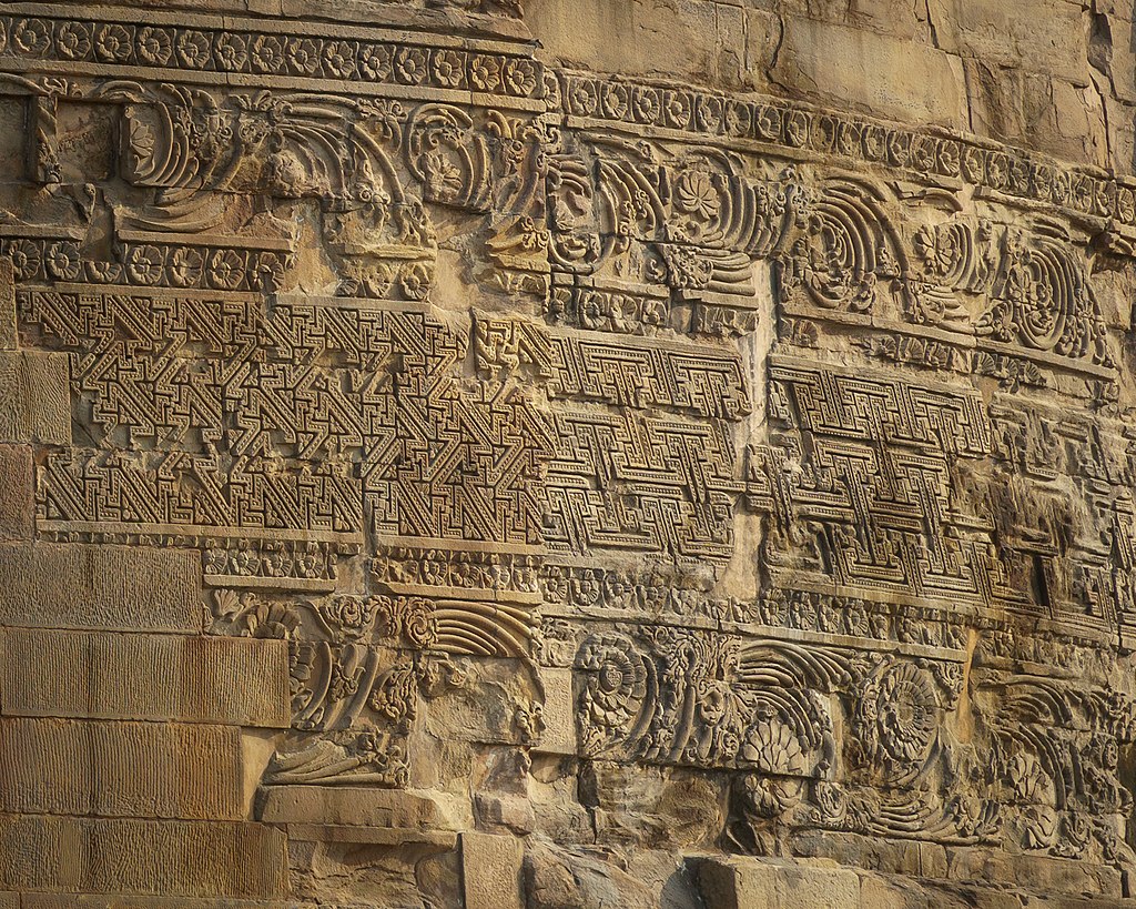 Ancient_inscriptions_and_motifs_on_Dhamek_Stupa_WLM22-01566.jpg