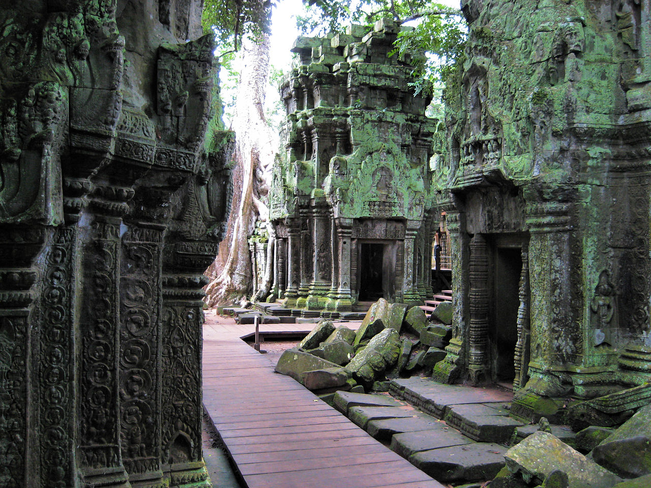 Angkor_Temples_(1503218920).jpg