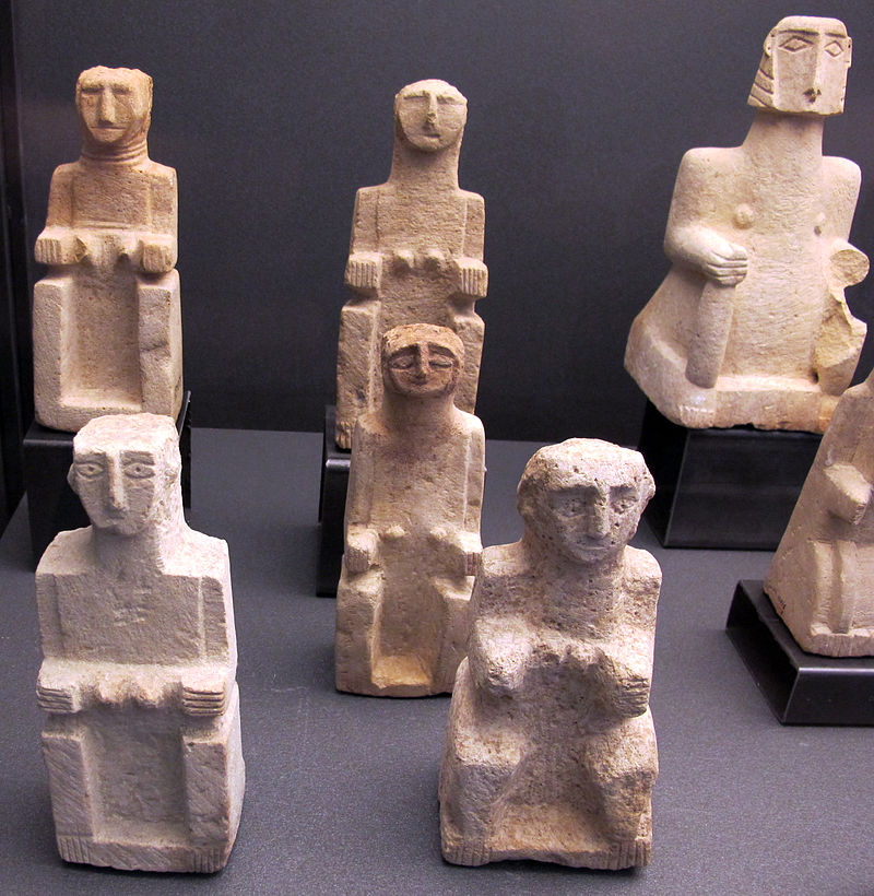 Antico_yemen,_al-jawf,_statuette_di_donne_sedute,_III-I_sec._ac._01.JPG