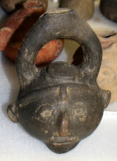 Ar_stirrup_spout_head_pot_gil.jpg