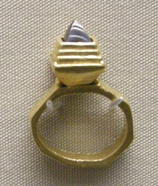 Arte_ostrogota,_anello_con_granata,_da_domagnano,_san_marino,_500_ca.jpg