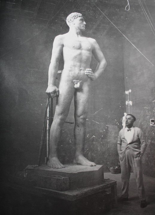 Arturo_Dazzi_nel_suo_studio_con_l'opera_detta__Il_Bigio_.jpg