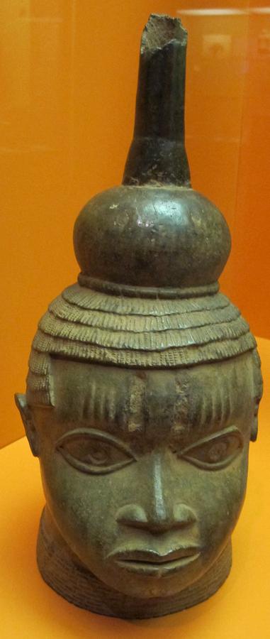 Benin,_testa_commemorativa_in_bronzo,_XVI-XVII_sec.JPG