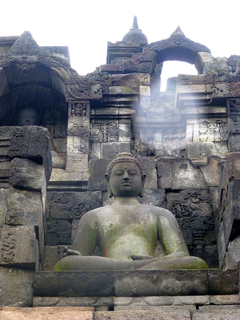 Borobudur_-_Buddha_Statue_-_022_Vara_Mudra,_Ratnasambhava_(11678995903).jpg
