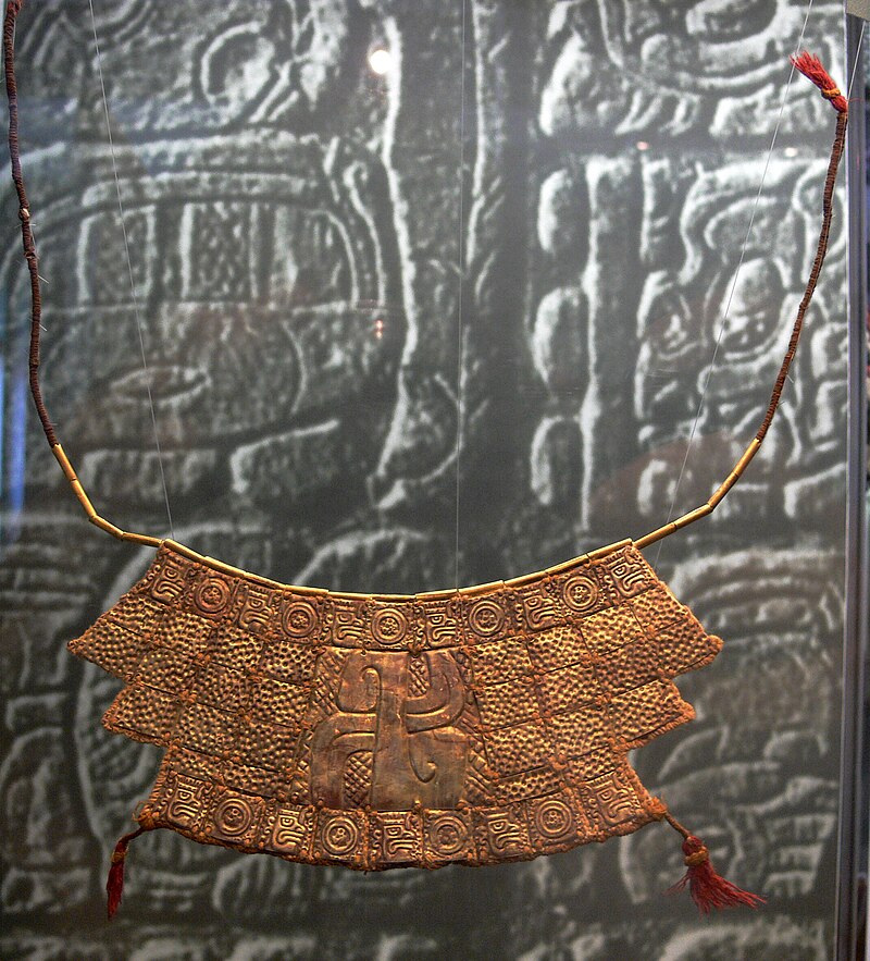 Brustschmuck_Peru_Chavin_Slg_Ebnöther.jpg