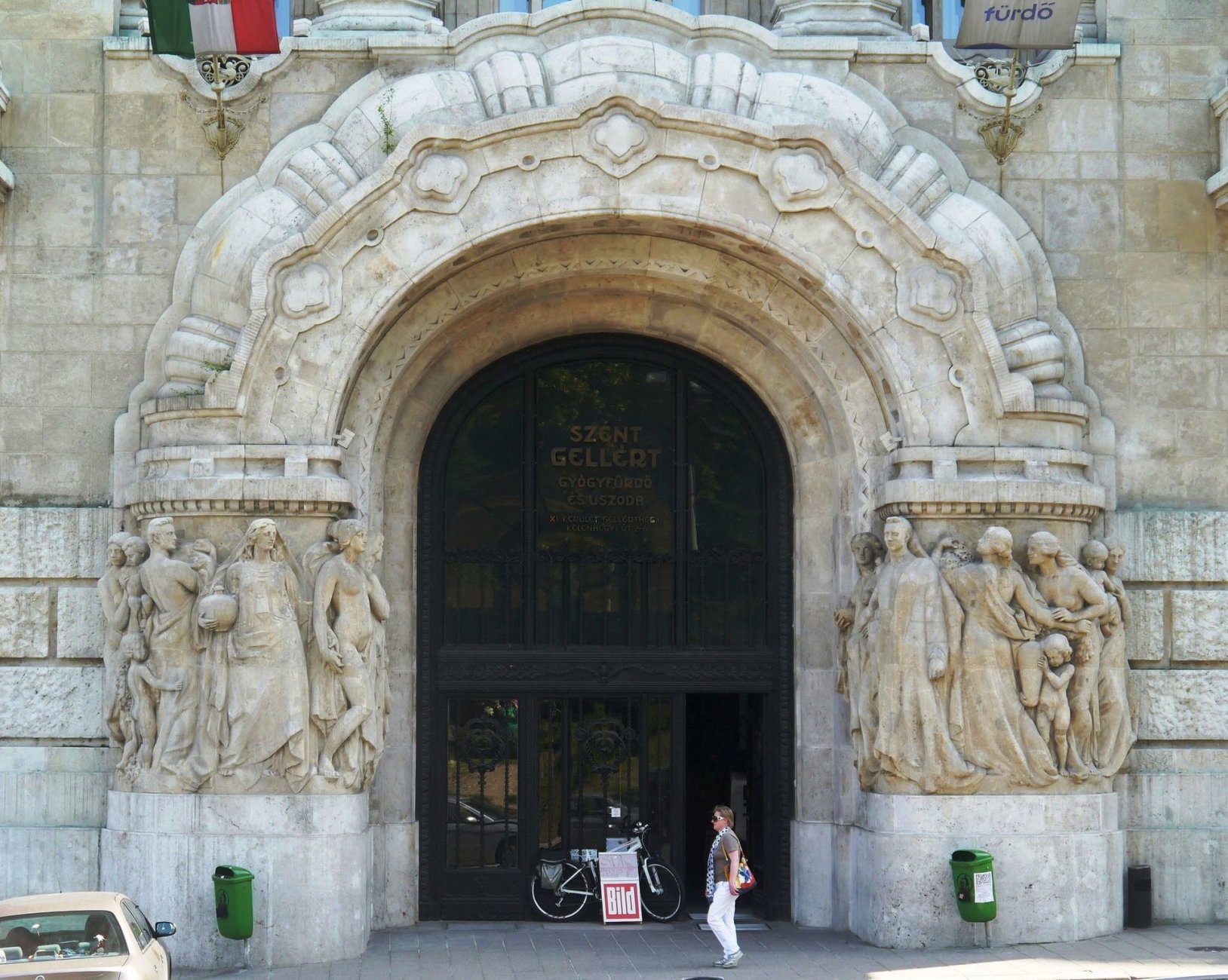 Budapest_Gellértbad_Eingang_0.jpg