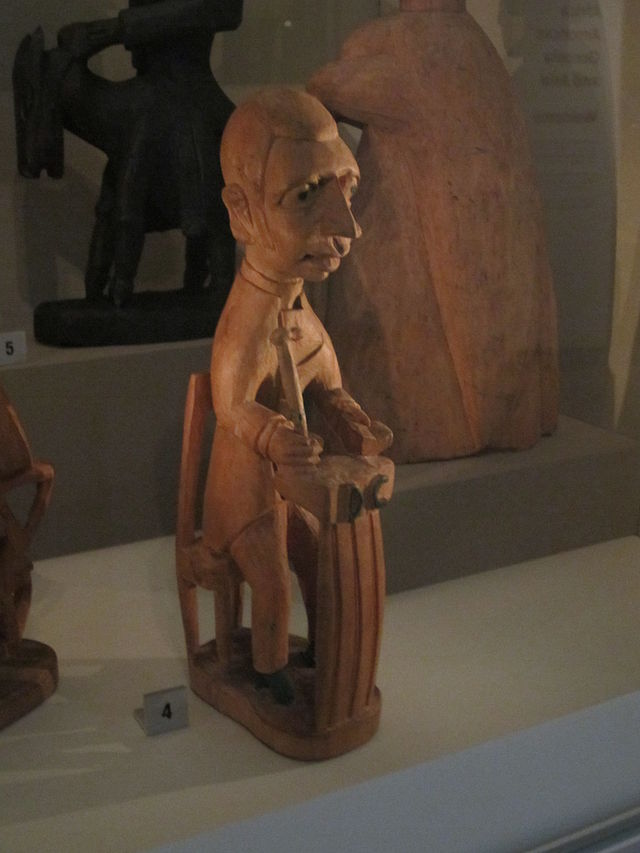 Carving_of_European_figure_(Yoruba,_Ijebu,_Nigeria),_World_Museum_Liverpool_(2).JPG