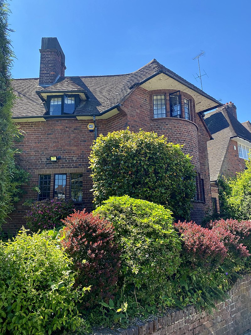 Clere_House,_Hampstead_Garden_Suburb,_June_2021.jpg