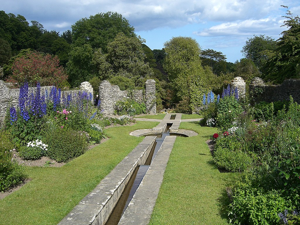Coleton_Fishacre_garden_-_panoramio.jpg