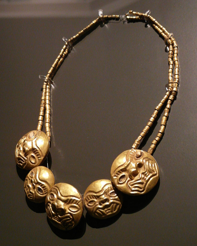 CollarDeOroRostrosFelinosMochica.jpg