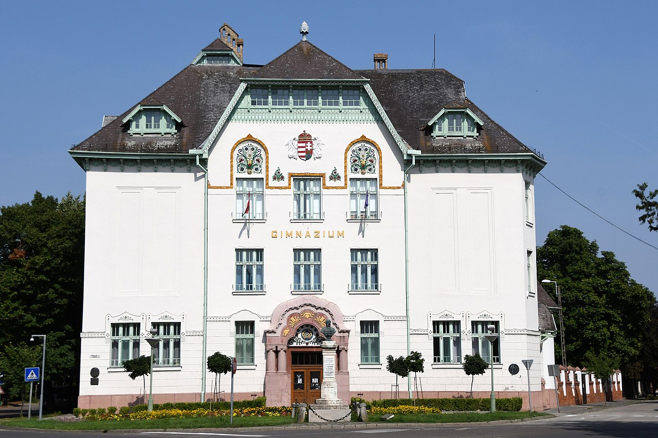 Csongrád,_Batsányi_Gimnázium_2021_01.jpg