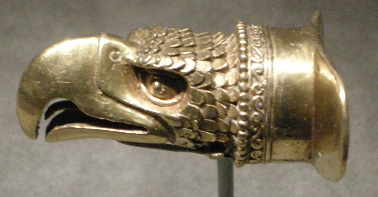 Cultura_mixteca-azteca,_ornamento_labiale_a_forma_di_testa_d\'aquila_in_oro,_1200-1521_ca..JPG