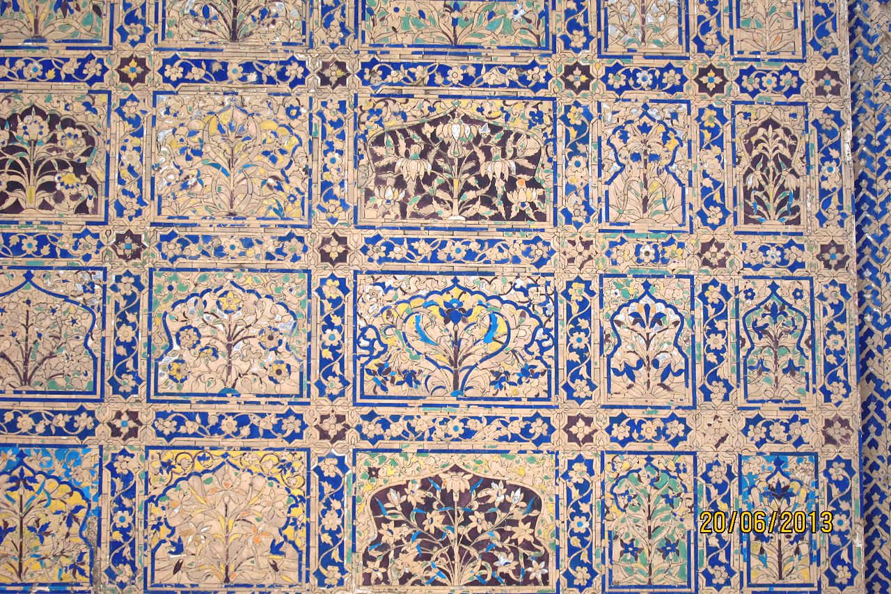 Damaged_yet_intricate_pietra_dura_inlay_work_at_Chini_Ka_Rauza_05.JPG