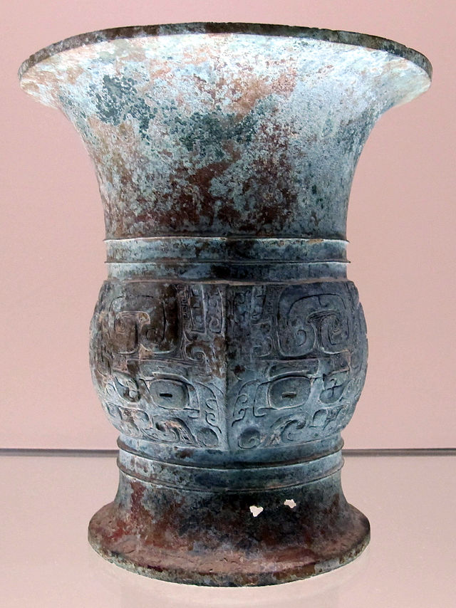 Dinastia_degli_zhou_occidentali_(inizio),_vaso_zun_per_le_bevande_fermentate,_1050-900_ac._ca.JPG