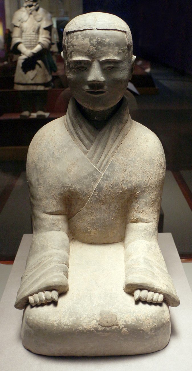 Dinastia_qin,_garzone_inginocchiato,_dal_sito_del_mausoleo_di_xi'an,_221-206_ac.jpg