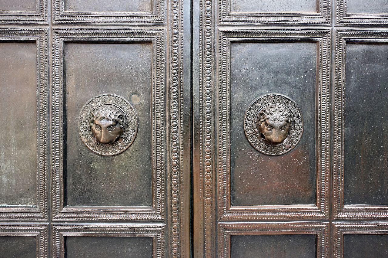Duomo_di_aachen,_porte_bronzee_del_lupo,_800_ca._02.jpg
