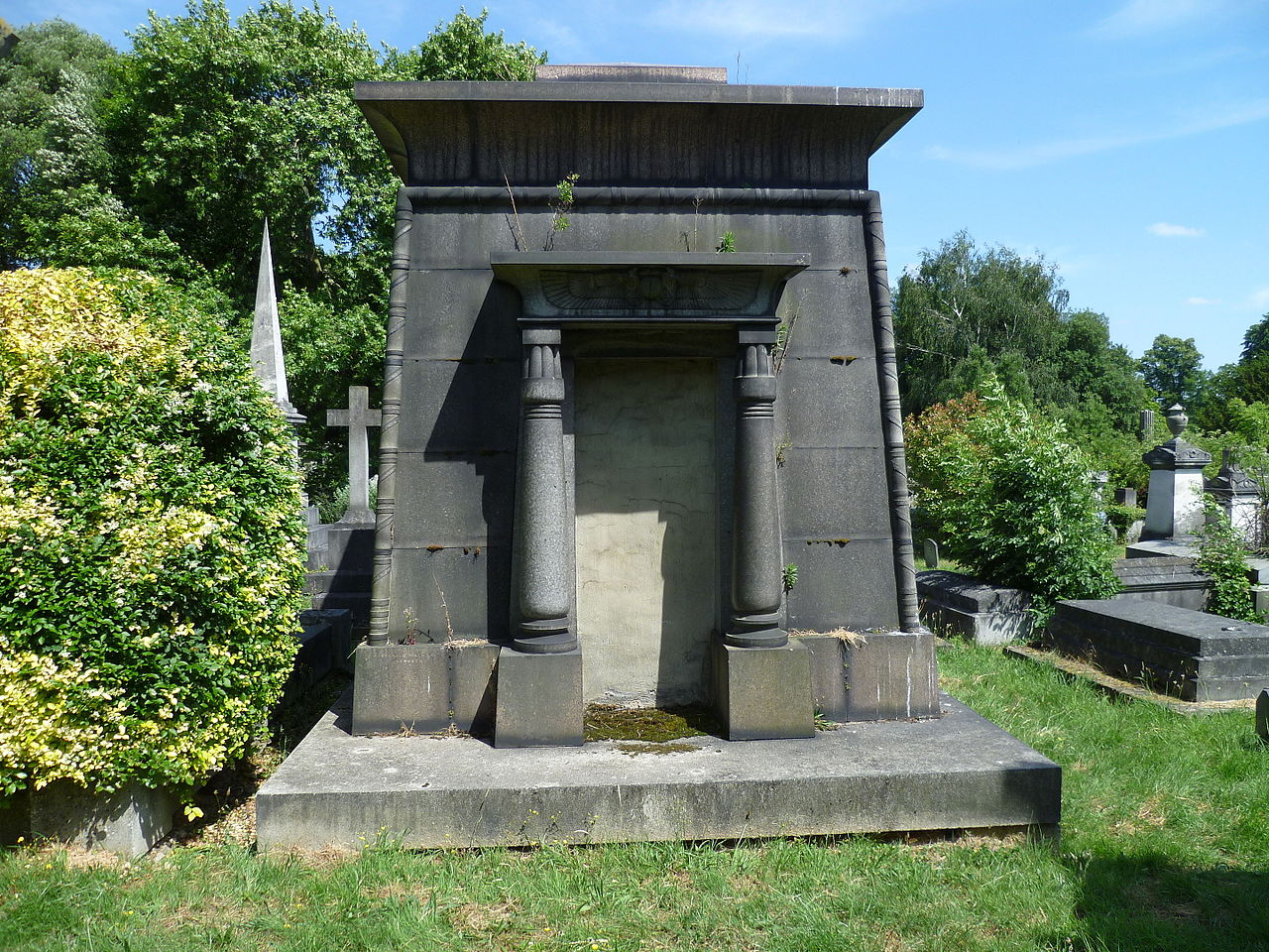 Egyptian_style_mausoleum_-_Kensal_Green_Cemetery.JPG