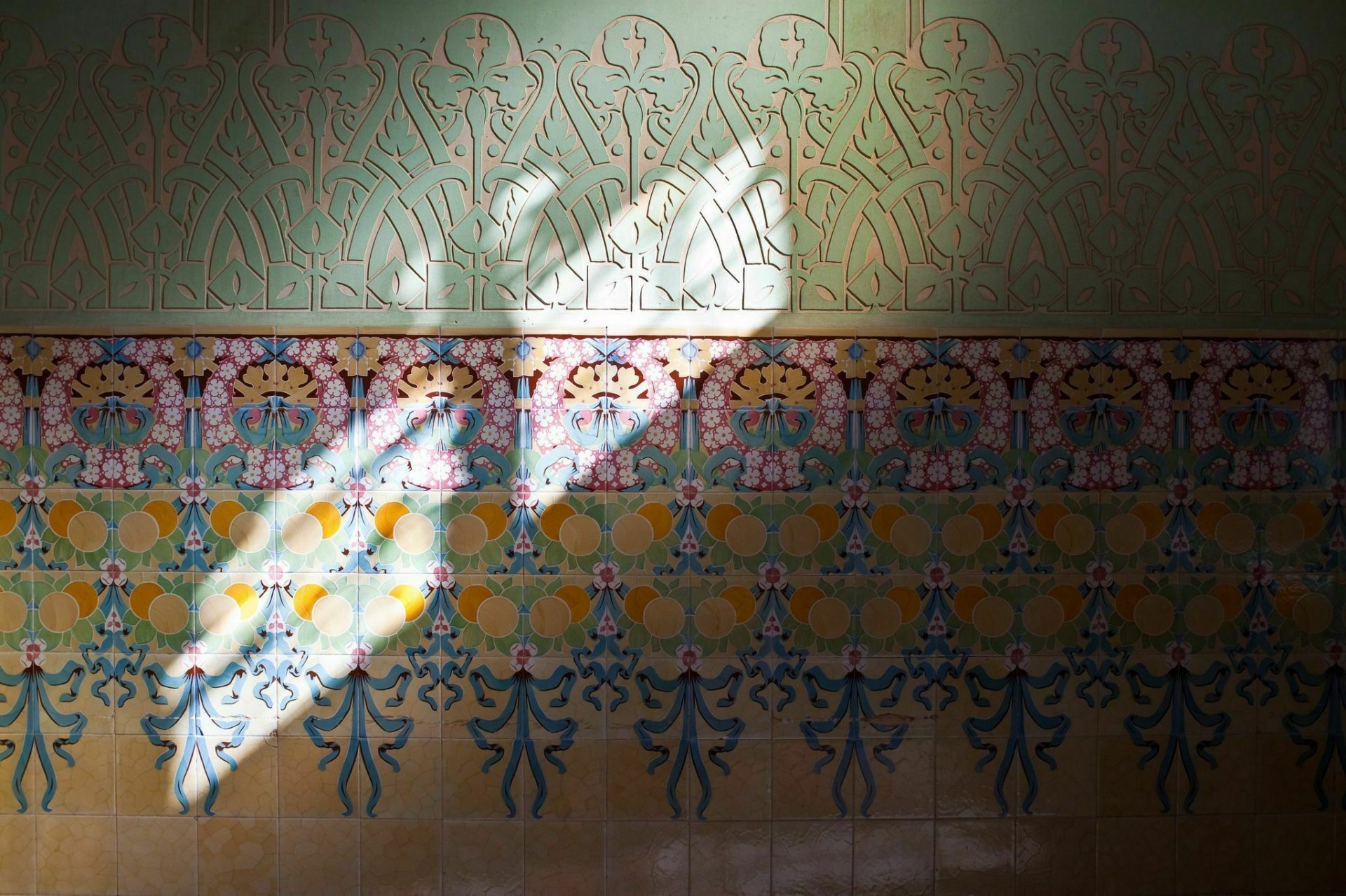 Enrajolat_i_esgrafiat_al_pavelló_dels_distingits_a_l'institut_Pere_Mata_de_Reus.jpg