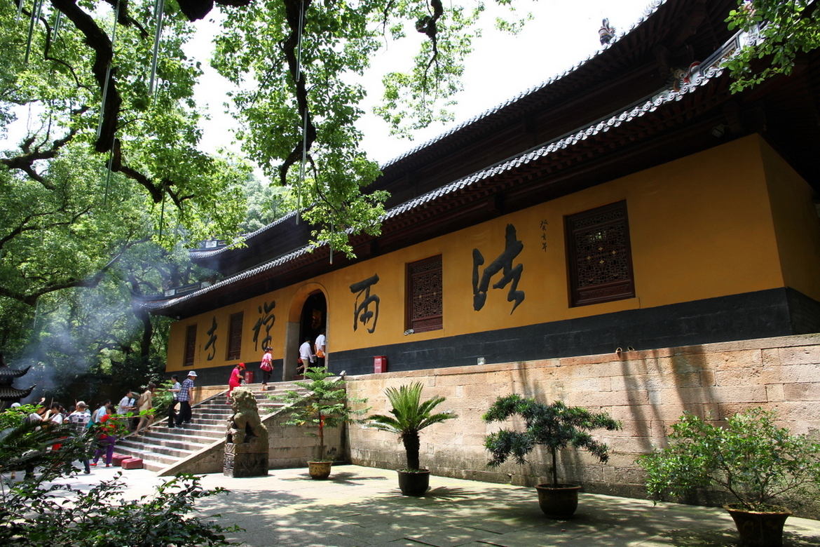 Entrance_hall_of_Fayu_Temple_on_Putuo_Shan_island_in_China.JPG