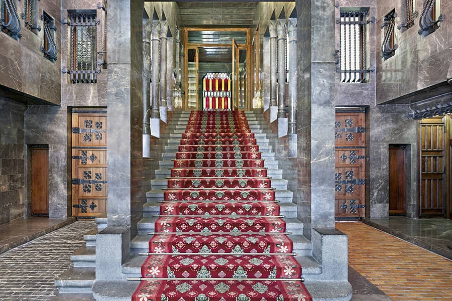 escalera-planta-baja-palau-guell-gaudi-barcelona-dosde-publishing.jpg