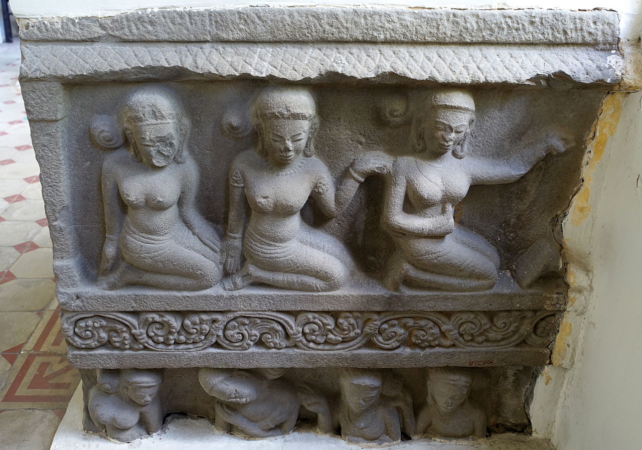 Females,_Binh_Dinh_-_Museum_of_Cham_Sculpture_-_Danang,_Vietnam_-_DSC01472.JPG